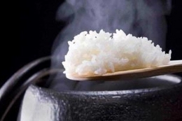 Ilustrasi menanak nasi dengan periuk. (Sumber: Shutterstock via Kompas.com)