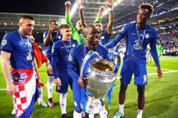 Bintang Chelsea, N'golo Kante, mengangkat trofi Liga Champions usai laga melawan Manchester di Stadion Dragao, Porto, pada Minggu (30/5/2021) dini hari WIB. Sumber: AFP/DAVID RAMOS/bola.kompas.com