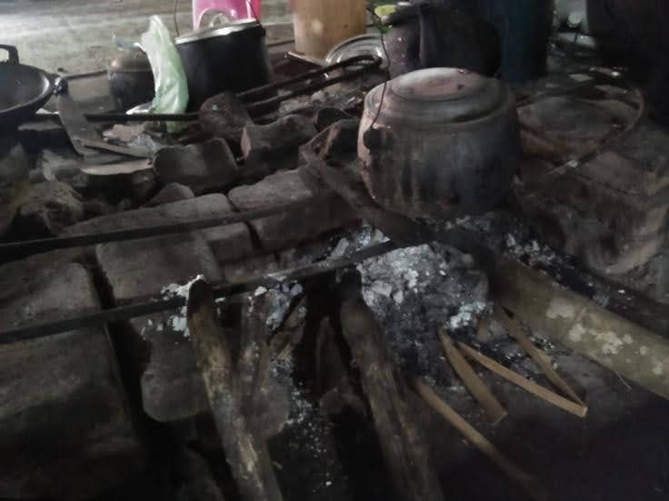 Menanak nasi dengan periuk dan kayu bakar. (Foto: Dokumentasi Pribadi)