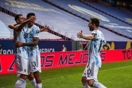 Lionel Messi merayakan gol bersama rekan-rekannya. Messi memimpin Argentina mengalahkan Uruguay 1-0 di laga kedua Grup A Copa America 2021, Sabtu (19/6)/Foto: twitter.com/brfootball