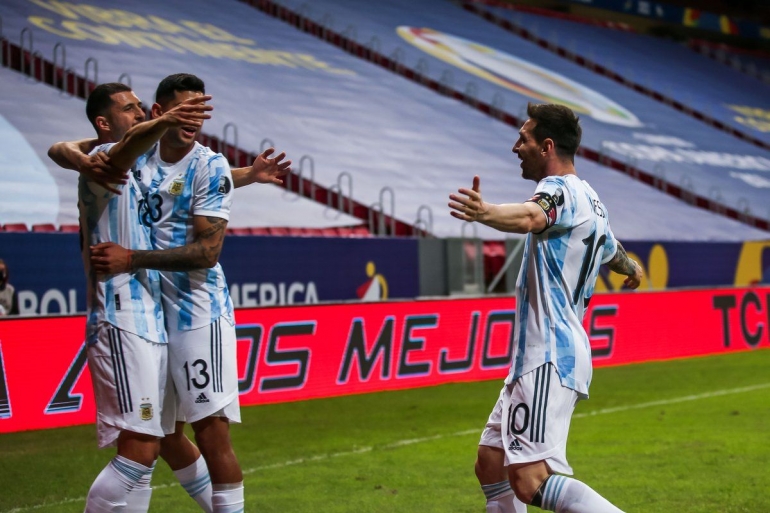 Lionel Messi merayakan gol bersama rekan-rekannya. Messi memimpin Argentina mengalahkan Uruguay 1-0 di laga kedua Grup A Copa America 2021, Sabtu (19/6)/Foto: twitter.com/brfootball