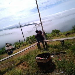 Pemandangan lautan awan di pagi hari dari puncak Bukit Selancang