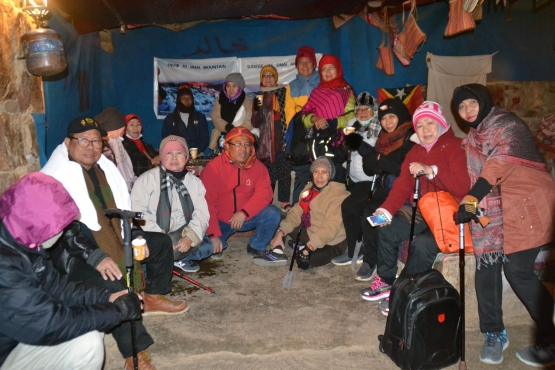 Foto: Dokumentasi PribadiGambar 3. Group Peziarah siap mendaki puncak Gunung Tursina dari Basecamp (Doc.Pribadi)
