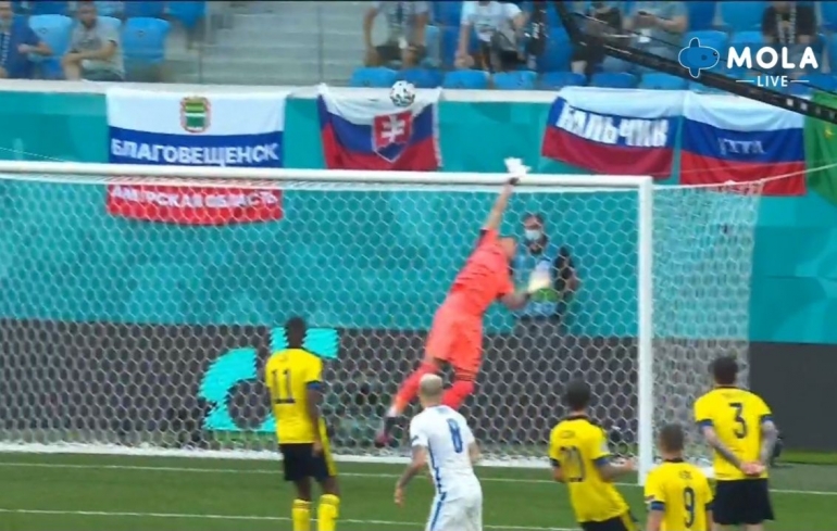 Penyelamatan gemilang kiper Swedia. Screenshot MOLA tv