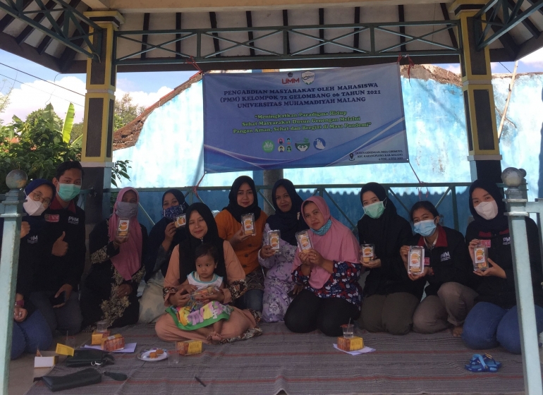 Foto bersama mahasiswa PMM UMM Kelompok 72  dengan Warga Dusun Genengan / dokpri