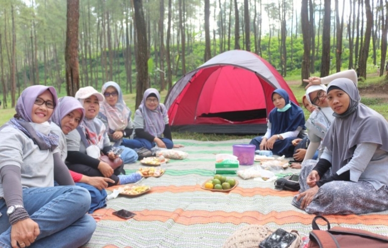 Bersama teman-teman sekomunitas di Hutan Pinus Loji | Foto: Siti Nazarotin