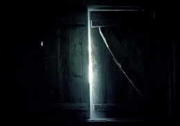 Ilustrasi berkas cahaya dari celah jendela kamar yang gelap (Sumber: pixabay.com) 
