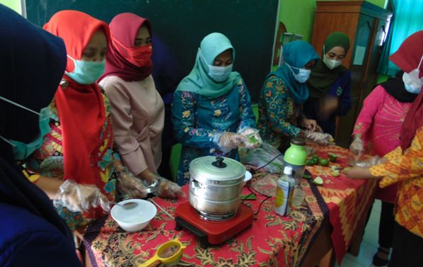 Proses pembuatan hand sanitizer oleh beberapa perwakilan anggota PKK / dokpri