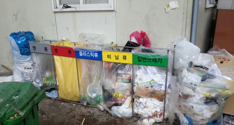 Tempat sampah yang memisahkan sampah plastik, kertas, styrofoam, botol/kaca, kaleng (Dokumentasi pribadi)