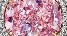 Berlian merah muda, sumber: buku Periodic Table Book - A Visual Encyclopedia, hlm. 144-145.