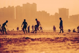 Pemandangan remaja bermain sepak bola di pantai (Pixabay.com) 