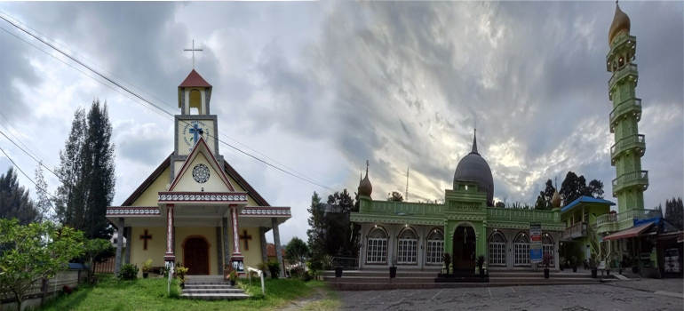 salah satu gereja dan masjid besar di Berastagi (dokpri)