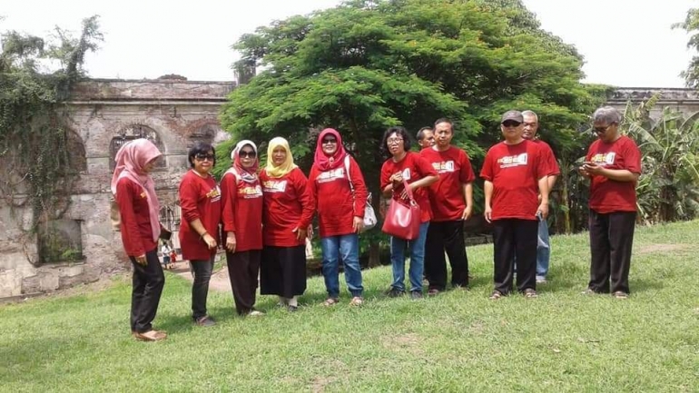 dokpriKeterangan: Bersama dengan teman-teman Alumni FKIP-Sejarah UNS 1986 melakukan kunjungan di benteng Van Den Bosc pada Tahun 2017 (Sumber:dokumentasi pribadi)