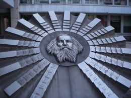 Monumen Mendeleev dan tabel periodiknya di Bratislava, Slovakia, sumber: https://en.wikipedia.org/wiki/Dmitri_Mendeleev#/media/File:Periodic_table_monument.jpg