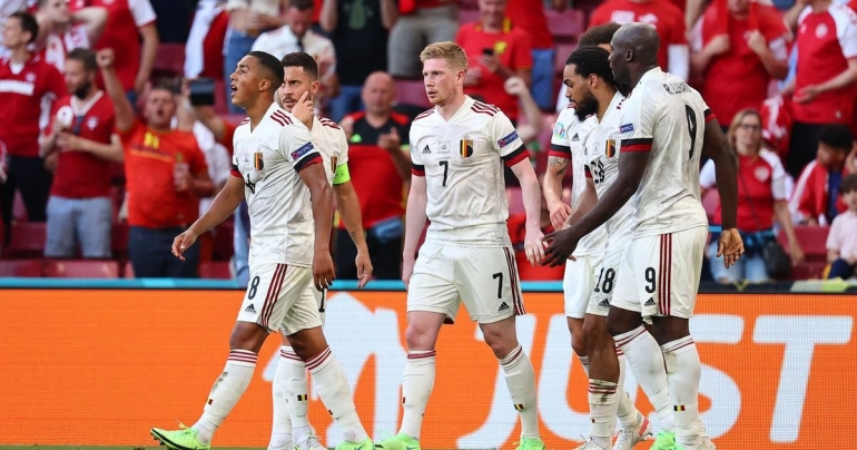 Pemain Belgia merayakan gol ke gawang Denmark. (via scroll.in)