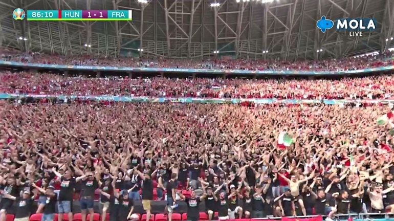 Penonton memenuhi tribun di Puskas Arena saat laga Hungaria Vs Prancis. (Tangkapan layar Mola TV)