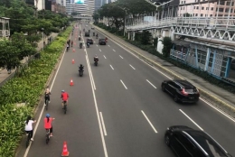 Gambar 2. Pesepeda yang bersepeda pada pop up bike lane, 13 Juni 2020, sumber: ITDP Indonesia