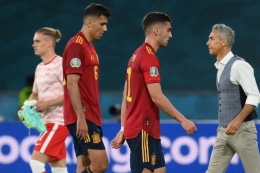 Pemain timnas Spanyol Rodri dan Ferran Torres berjalan keluar lapangan pada akhir laga Grup E EURO 2020 antara Spanyol dan Polandia di Stadion La Cartuja, Sevilla, pada Minggu (20/6/2021) dini hari WIB.(AFP/LLUIS GENE dipublikasikan kompas.com