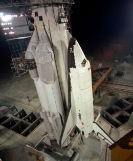 Buran di atas  Roket Energia, terlihat sepasang roket booster berbahan bakar cair di sisi kanan dan kirinya. Sumber gambar:  popularmechanics.com