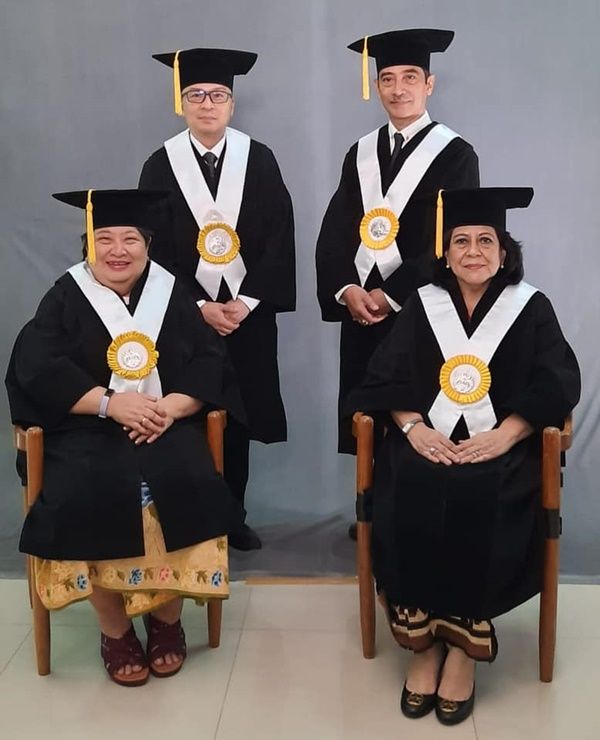 Empat guru besar yang dihasilkan FIB UI. Berdiri Prof. Manneke/kiri dan Prof. Cecep/kanan. Duduk: Prof. Lilawatri/kiri dan Prof. Irmawati/kanan (Foto: Dok. FIB UI)