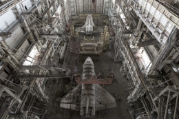 Pesawat ulang-alik Soviet yang ditinggalkan di hanggar berpuluh tahun dan tidak terawat: Sumber gambar: David de Rueda/cnn.com (2017)