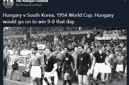 Tim nasional Hungaria saat melawan timnas Korea Selatan pada Piala Dunia 1954. (TWITTER.COM/ANTIQUEFOOTBALL via bolasport.com)