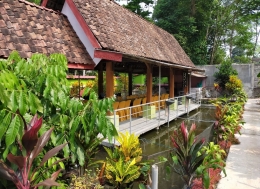 Anjungan yang memakai kursi, disampingnya terdapat kolam ikan, menambah pemandangan semakin indah | Foto: Siti Nazarotin