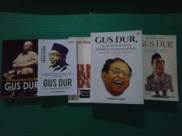 Sebagian kecil buku tentang Gus Dur yang saya punyai. Ada buku Gus Dur lainnya, dan lumayan banyak. (foto dok damanhuri)