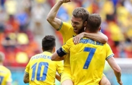 Pemain Ukraina merayakan gol ke gawang Makedonia Utara. (via world.on-24.com)