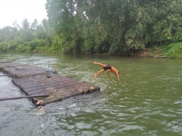 Anak nagari yang menghambur di Sungai Batang Mangoi. Lewat sungai itu dia membentuk kemandirian lewat otodidak. (foto dok damanhuri)