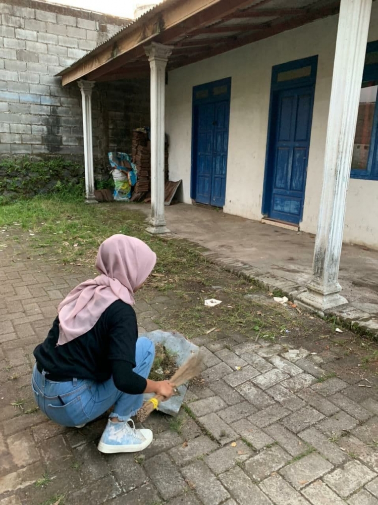 Membersihkan Halaman Depan Balai Dusun Kepuh Selatan