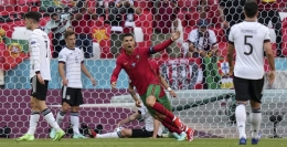 Eskpresi Ronaldo usai mencetak gol pertama Portugal ke gawang Jerman. Portugal akhirnya kalah 2-4 dari Jerman. Meski kalah, Ronaldo kembali mencuri perhatian publik/Foto: https://securykid.com/(Matias Schroeder / Pool / AP photo).