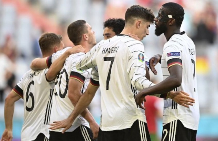 Skuat Jerman merayakan gol Kai Havertz ke gawang Portugal, Minggu (20/6/2021) (c) AP Photo 