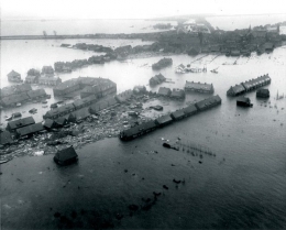 Banjir menenggelamkan kota pesisir di Belanda selama tahun 1953, menewaskan lebih dari 1.800 orang. Credit: U.S. Agency for International Development.