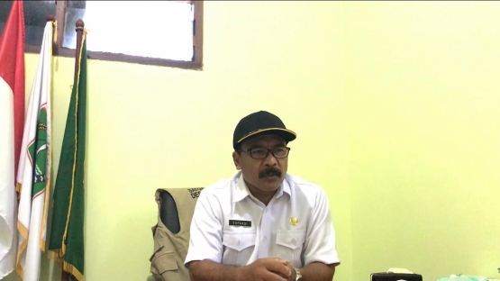 Gambar 1.3 Wawancara dengan Supaadi, SE Kepala Desa Asrikaton pada (16/06)
