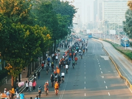 Gambar 1. Pesepeda meramaikan jalan sudirman-thamrin, saat itu masih belum diberlakukan CFD (14 Juni 2020). Sumber: dokumentasi pribadi