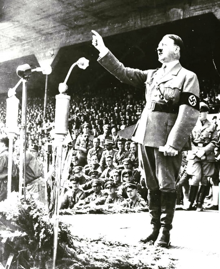 Adolf Hitler saat berpidato