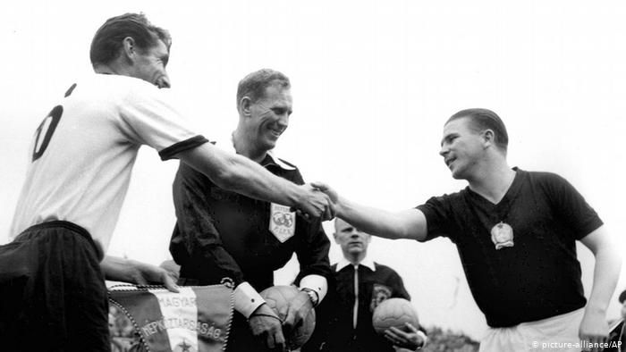 Fritz Walter dan Puskas sebelum laga (picturealliance/AP)