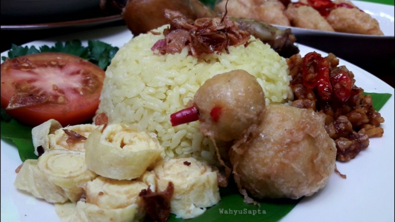Sajikan nasi kuning bersama pelengkapnya. | Foto: Wahyu Sapta.