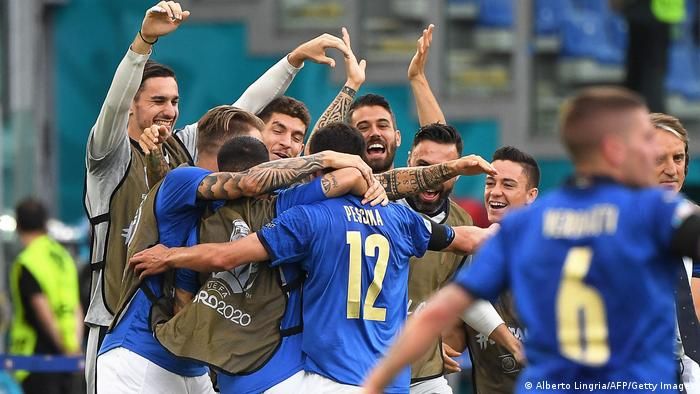 Pemain Italia merayakan gol ke gawang Wales. (via Getty Images)