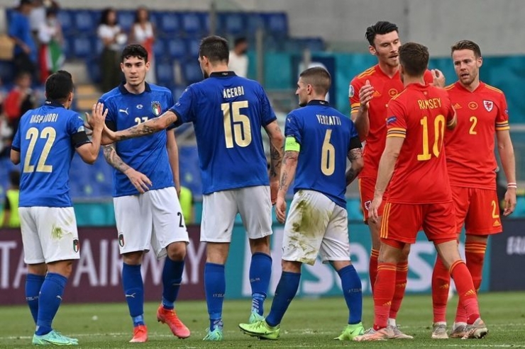 Para pemain usai pertandingan Grup A Euro 2020 Italia vs Wales di Stadion Olimpico, Roma, Italia, Minggu (20/6/2021) malam WIB. (AFP/ANDREAS SOLARO)