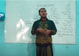 salah satu pengajar di  Lembaga Al-Azhar Pare, Kediri