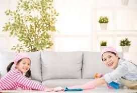 contoh kegiatan mengajarkan anak melakukan pekerjaan rumah. sumber: hellosehat.com
