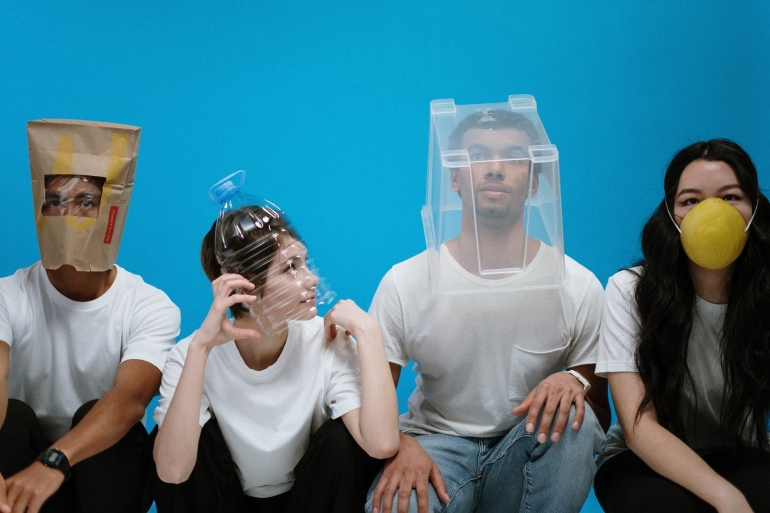 Ilustrasi sekelompok orang mengenakan berbagai pelindung wajah | pexels/cottonbro