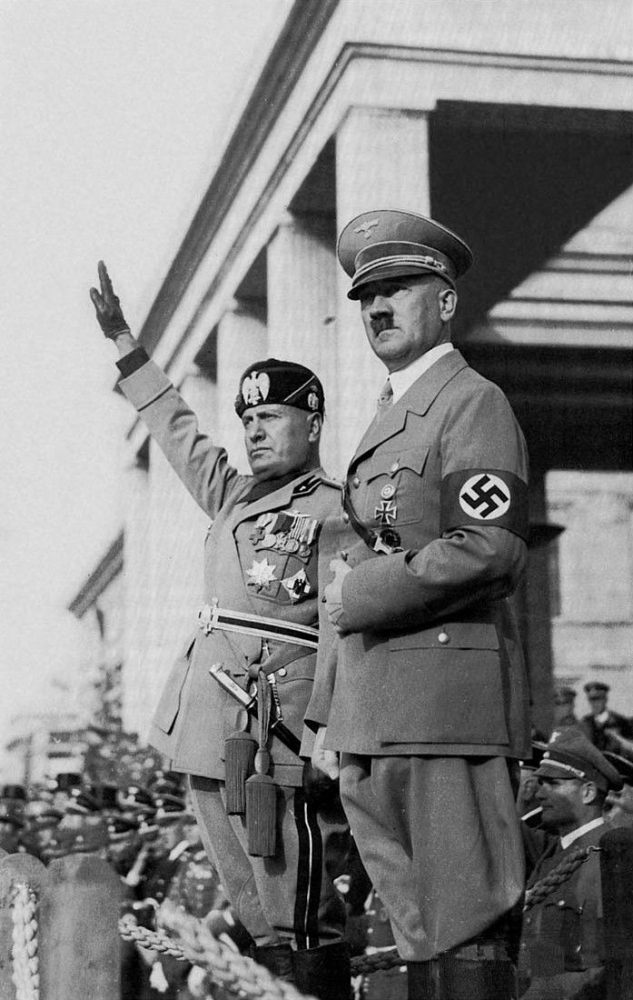 Adolf Hitler bersama Benito Mussolini
