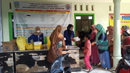 Peserta KKN Pulkam Desa Juwet Universitas Negeri Malang sedang membantu acara Perpisahan/dokpri