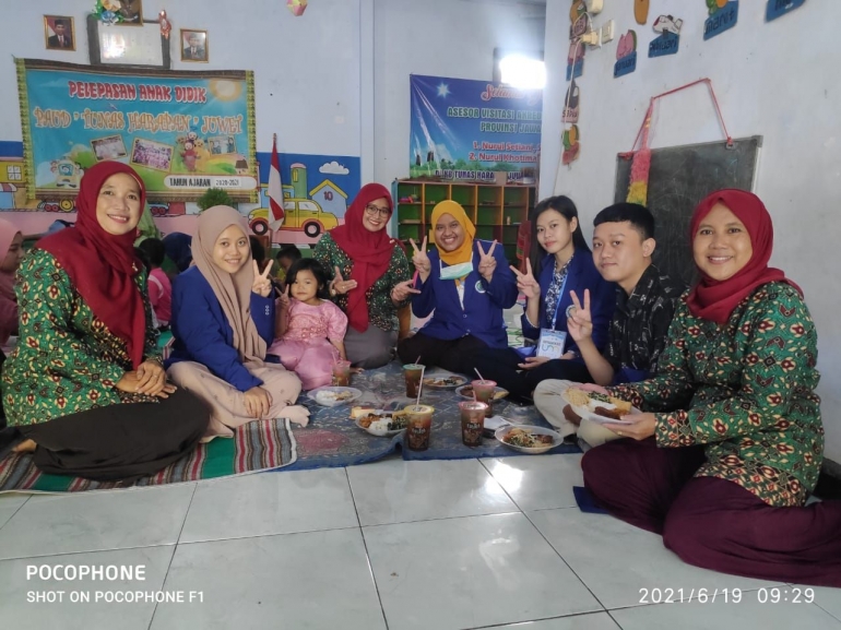 Peserta KKN Desa Juwet Universitas Negeri Malang beserta Guru Paud Tunas Harapan/dokpri