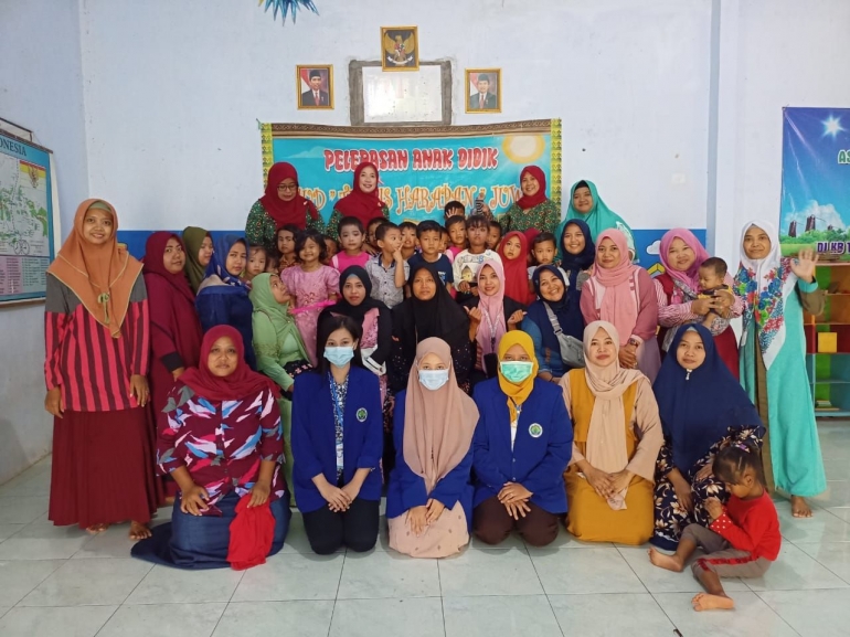 Peserta KKN Pulkam Desa Juwet Universitas Negeri Malang bersama siswa Paud dan Wali Murid/dokpri