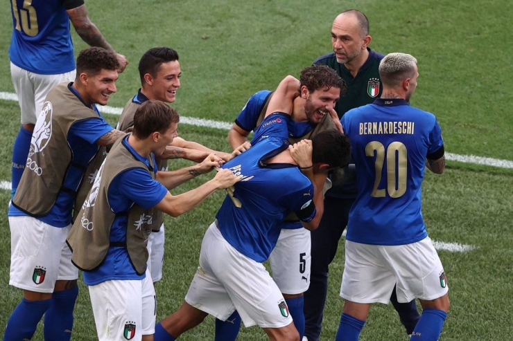 Selebrasi Tim Italia Usai Matteo Pessina mencetak gol . Sumber : UEFA Euro 2020 .