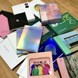 14 album BTS dan 6 DVD perjalanan tahunan BTS dibeli dengan hasil tabungan dan angpau Nessa | Foto milik pribadi